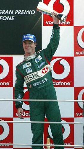 Titel-Bild zur News: Eddie Irvine (Jaguar Racing) auf dem Podium in Monza