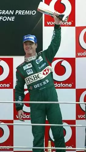 Eddie Irvine (Jaguar Racing) auf dem Podium in Monza Titel-Bild zur News: Eddie Irvine (Jaguar Racing) auf dem Podium in Monza