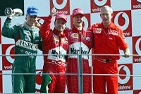 Irvine, Barrichello, Schumacher und Byrne auf dem Podium