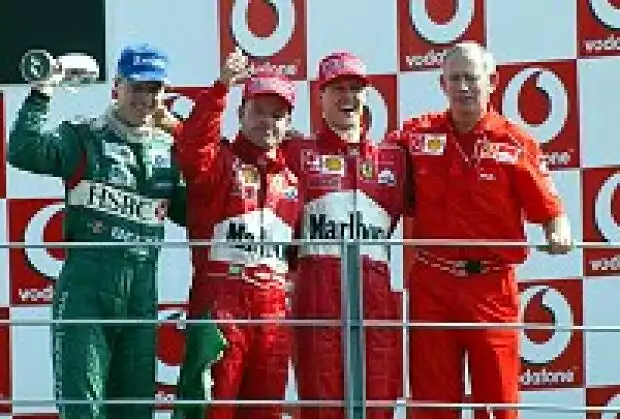 Irvine, Barrichello, Schumacher und Byrne auf dem Podium Titel-Bild zur News: Irvine, Barrichello, Schumacher und Byrne auf dem Podium