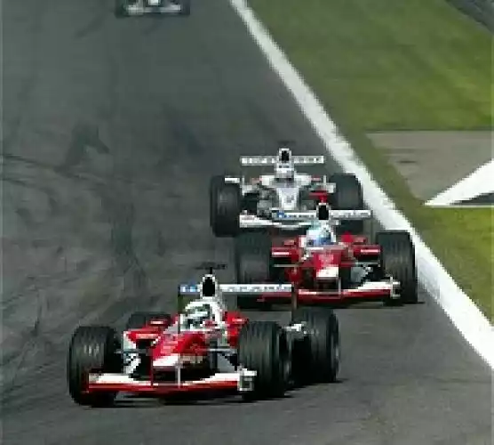 Allan McNish vor Mika Salo und Olivier Panis im Rennen in Monza Titel-Bild zur News: Allan McNish vor Mika Salo und Olivier Panis im Rennen in Monza