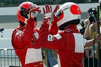 Michael Schumacher und Rubens Barrichello nach dem US-Grand Prix im Parc fermé
