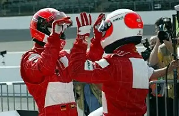 Titel-Bild zur News: Michael Schumacher und Rubens Barrichello nach dem US-Grand Prix im Parc fermé