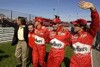 Bild zum Inhalt: 50.000 Fans feierten Weltmeister Ferrari