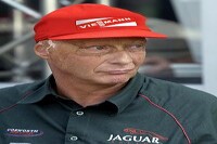 Niki Lauda (Jaguar-Teamchef) mit seiner neuen Kappe