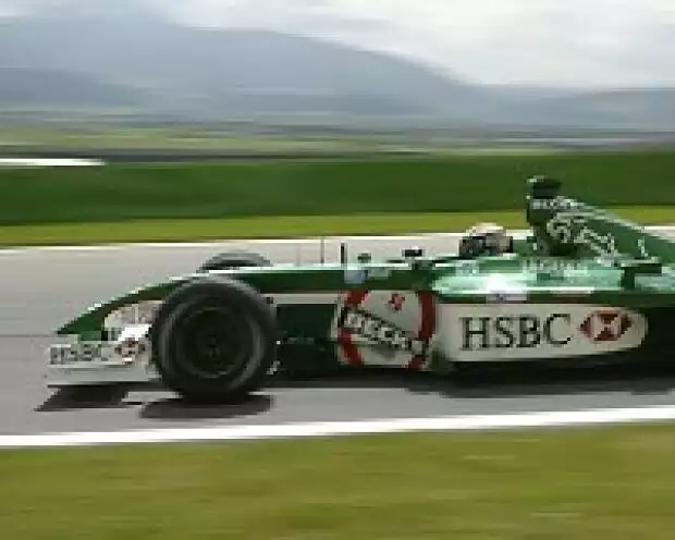 Eddie Irvine im Jaguar R3 Titel-Bild zur News: Eddie Irvine im Jaguar R3