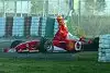 Bild zum Inhalt: Schumacher landet in erster Runde in den Reifenstapeln