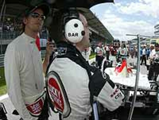 Titel-Bild zur News: Jenson Button und Renningenieur Craig Wilson