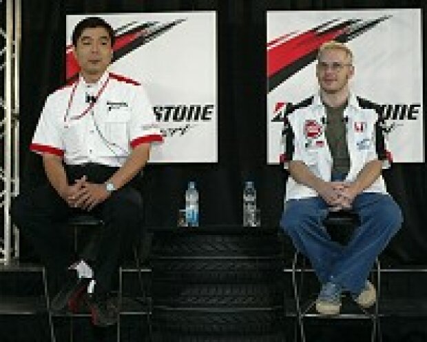Titel-Bild zur News: Hisao Suganuma (Bridgestones Technischer Manager) und Jacques Villeneuve (BAR-Honda)
