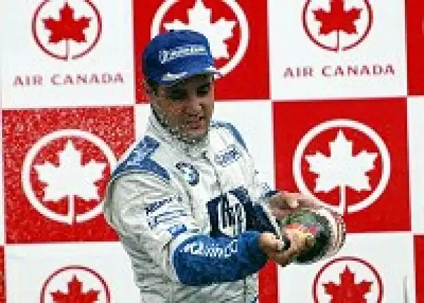 Juan-Pablo Montoya (BMW-Williams) auf dem Podium Titel-Bild zur News: Juan-Pablo Montoya (BMW-Williams) auf dem Podium