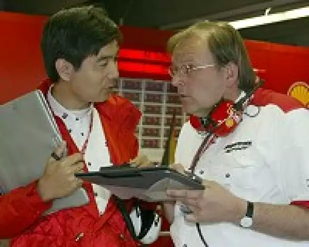 Hisao Suganuma (Bridgestones Technischer Manager) und ein Ingenieur Titel-Bild zur News: Hisao Suganuma (Bridgestones Technischer Manager) und ein Ingenieur