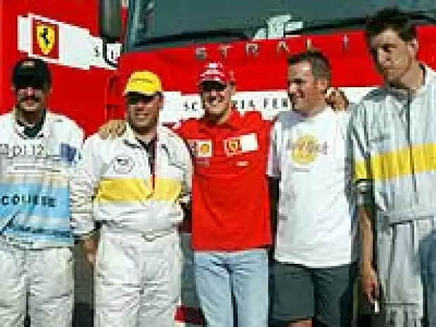 Michael Schumacher und seine "Anschieber" Titel-Bild zur News: Michael Schumacher und seine "Anschieber"