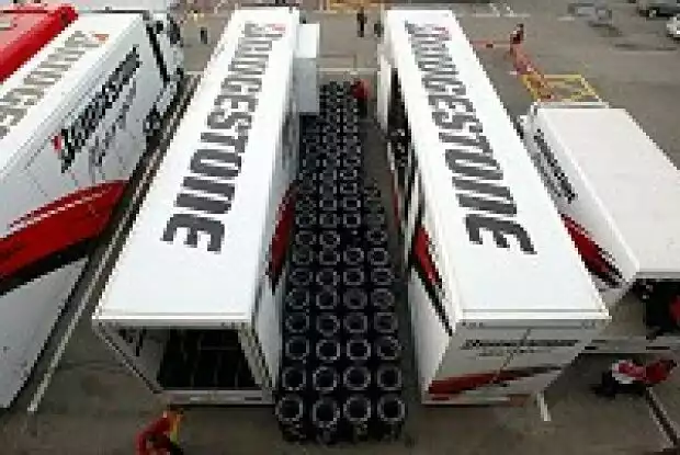 Titel-Bild zur News: Bridgestone-Renntransporter und Reifen