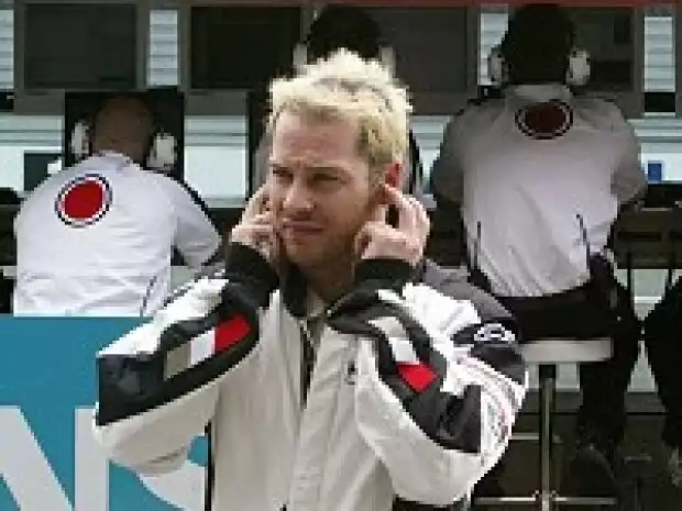 Titel-Bild zur News: Jacques Villeneuve in der Boxengasse vor dem BAR-Honda Kommandostand