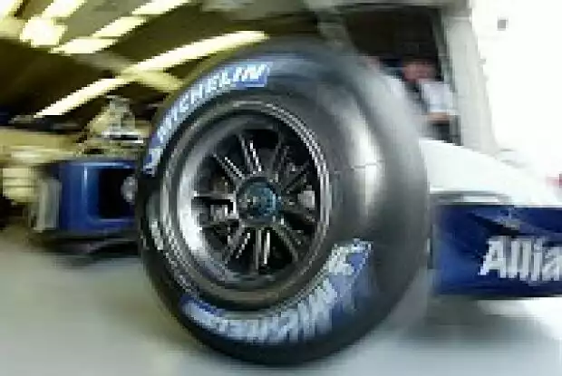 Michelin-Vorderreifen am FW25 Titel-Bild zur News: Michelin-Vorderreifen am FW25