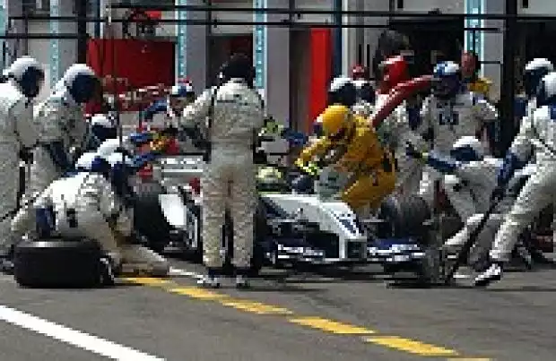 Ralf Schumacher beim Boxenstopp Titel-Bild zur News: Ralf Schumacher beim Boxenstopp