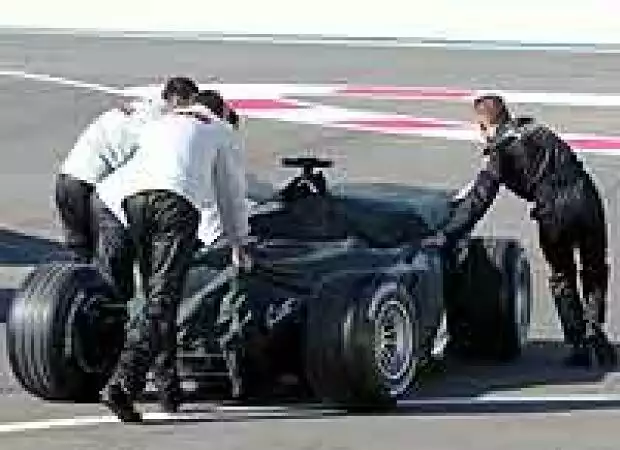 Der McLaren-Mercedes MP4-18 erreicht Le Castellet Titel-Bild zur News: Der McLaren-Mercedes MP4-18 erreicht Le Castellet