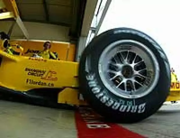 Jordan EJ13 mit Bridgestone-Reifen Titel-Bild zur News: Jordan EJ13 mit Bridgestone-Reifen