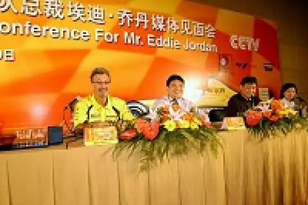 Titel-Bild zur News: Eddie Jordan auf einer Pressekonferenz in China
