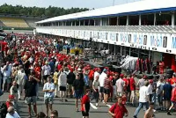 Fans in der Boxengasse des Hockenheimrings Titel-Bild zur News: Fans in der Boxengasse des Hockenheimrings