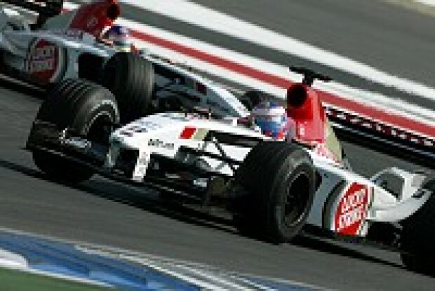Titel-Bild zur News: Jenson Button vor Jacques Villeneuve