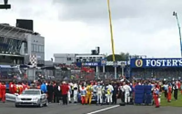 Titel-Bild zur News: Startaufstellung in Silverstone 2002