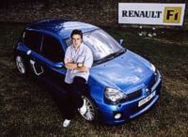 Titel-Bild zur News: Alonso vor dem Renault Clio V6