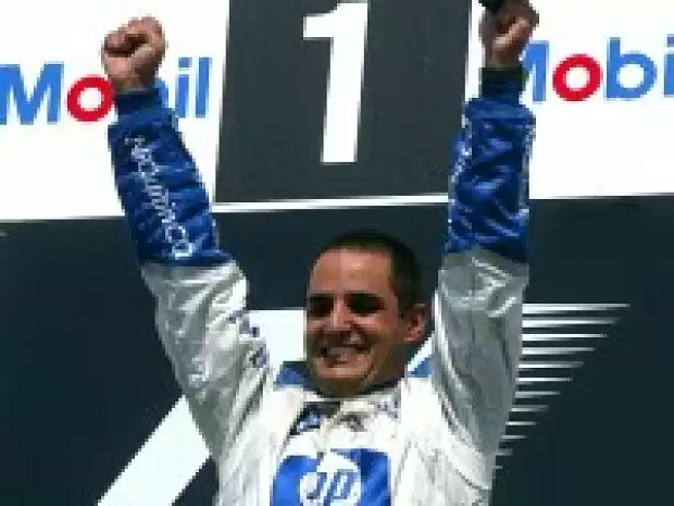 Juan-Pablo Montoya (BMW-Williams) jubelt auf dem Podium Titel-Bild zur News: Juan-Pablo Montoya (BMW-Williams) jubelt auf dem Podium