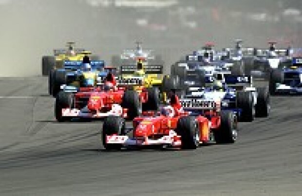 Titel-Bild zur News: Das Fahrerfeld in der ersten Kurve in Ungarn 2002