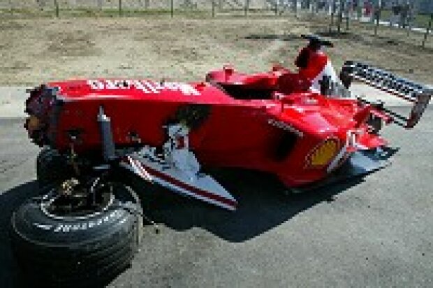 Titel-Bild zur News: Der F2003-GA von Barrichello nach dem Unfall in Ungarn