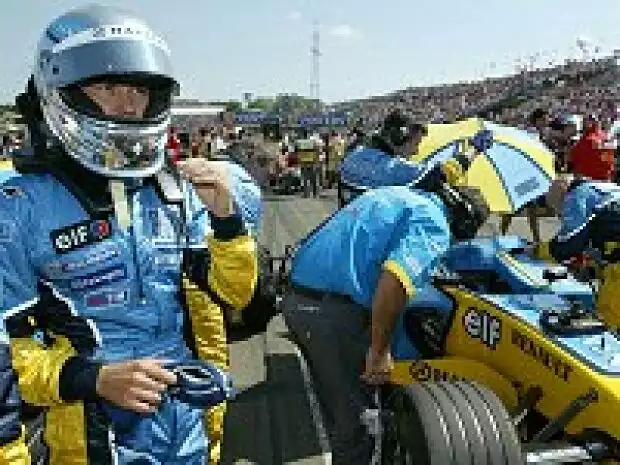 Jarno Trulli (Renault) in der Startaufstellung neben seinem R23B Titel-Bild zur News: Jarno Trulli (Renault) in der Startaufstellung neben seinem R23B