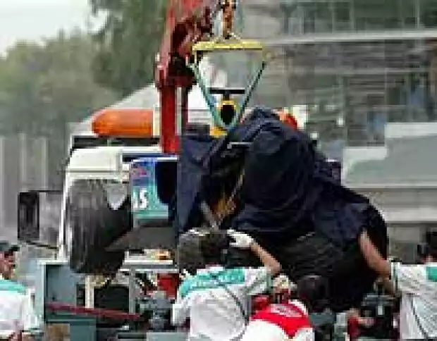 Nick Heidfelds Sauber-Wrack bei den Testfahrten in Monza Titel-Bild zur News: Nick Heidfelds Sauber-Wrack bei den Testfahrten in Monza