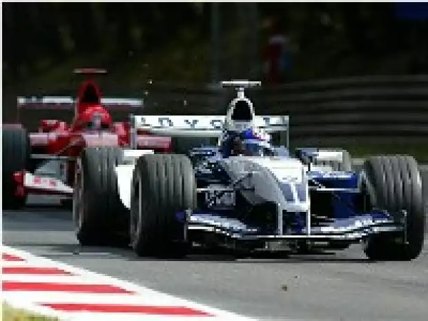 Montoya vor einem Ferrari Titel-Bild zur News: Montoya vor einem Ferrari