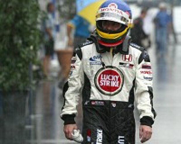 Jacques Villeneuve nach dem Dreher ins Kiesbett zurück im Fahrerlager Jacques Villeneuve nach dem Dreher ins Kiesbett zurück im Fahrerlager