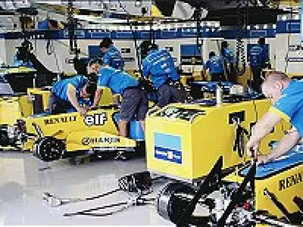 Titel-Bild zur News: RenaultF1-Mechaniker bei der Arbeit