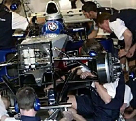 BMW-Williams-Mechaniker bei der Arbeit Titel-Bild zur News: BMW-Williams-Mechaniker bei der Arbeit