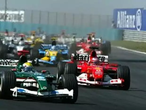 Mark Webber (rechts) kurz nach dem Start in Ungarn Titel-Bild zur News: Mark Webber (rechts) kurz nach dem Start in Ungarn
