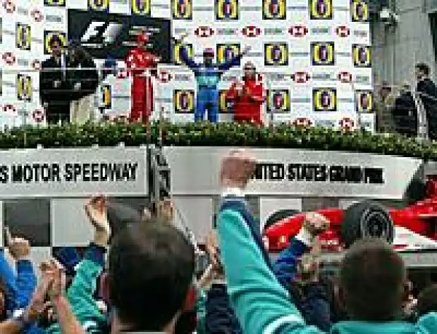 Heinz-Harald Frentzen wird von seinem Team bejubelt Titel-Bild zur News: Heinz-Harald Frentzen wird von seinem Team bejubelt