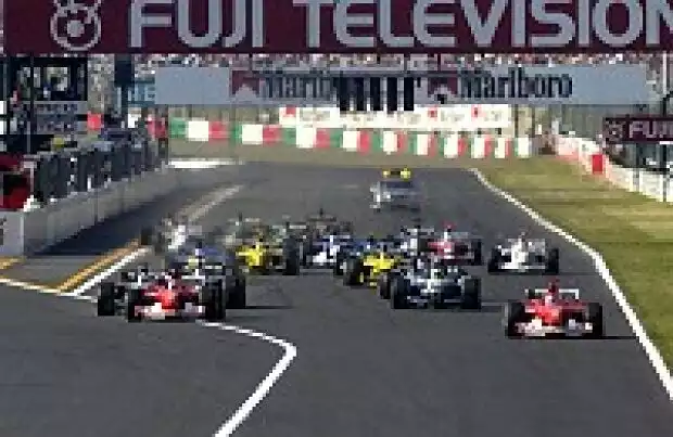 Das Fahrerfeld nach dem Start in Suzuka 2002 Titel-Bild zur News: Das Fahrerfeld nach dem Start in Suzuka 2002