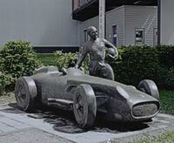 Titel-Bild zur News: Juan Manuel Fangio-Statue