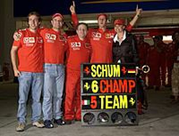 Titel-Bild zur News: Luca Badoer, Rubens Barrichello, Jean Todt und Michael und Corinna Schumacher