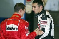 Michael Schumacher spricht mit Takuma Sato über die Kollision
