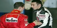Michael Schumacher spricht mit Takuma Sato über die Kollision