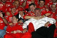 Michael Schumacher und das Ferrari-Team beim Feiern