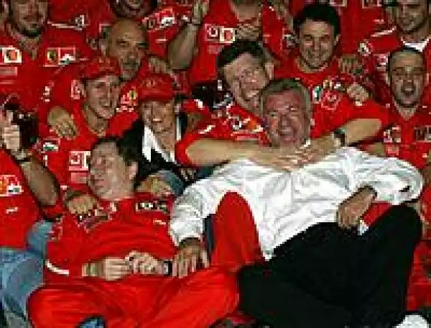 Michael Schumacher und das Ferrari-Team beim Feiern Titel-Bild zur News: Michael Schumacher und das Ferrari-Team beim Feiern