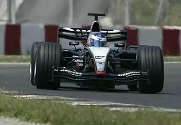 Kimi Räikkönen (McLaren-Mercedes) im MP4-18 Titel-Bild zur News: Kimi Räikkönen (McLaren-Mercedes) im MP4-18