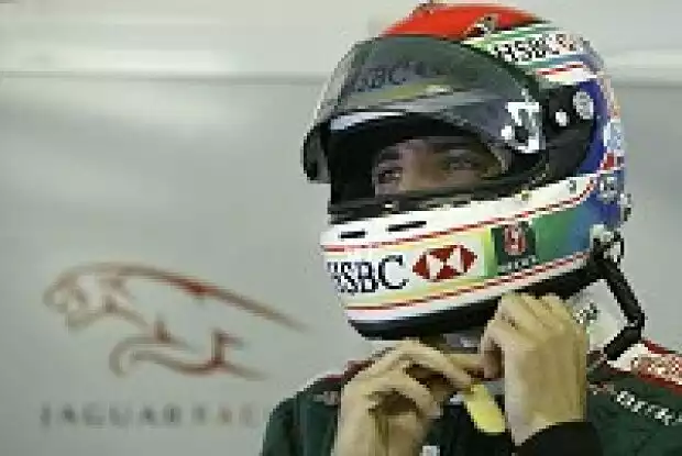 Titel-Bild zur News: Justin Wilson in der Jaguar-Box