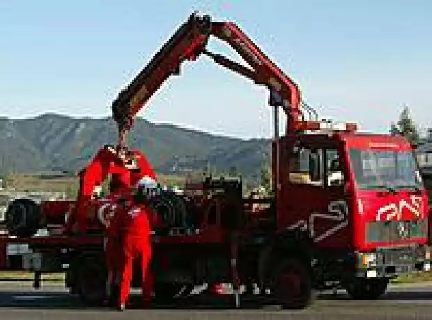 Luciano Burtis Ferrari auf dem Abschleppwagen Titel-Bild zur News: Luciano Burtis Ferrari auf dem Abschleppwagen