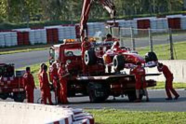 Titel-Bild zur News: Ein Ferrari auf dem Abschleppwagen