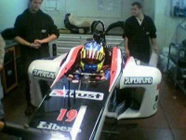 Titel-Bild zur News: Fabrizio Del Monte bei der Sitzanpassung für den Formel-1-Test